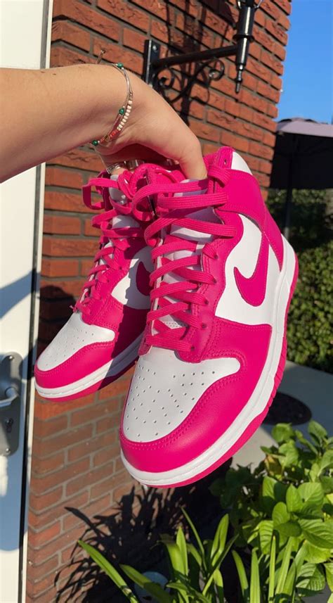 roze nike schoenen